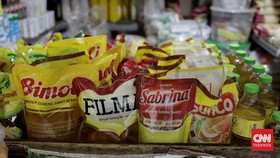 Berbagai produk minyak goreng yang dijual di pasar Pasar Rumput, Jakarta Selatan, Selasa, 11 Maret 2025. Pekan lalu, Menteri Pertanian Andi Amran Sulaiman menemukan MinyaKita yang dikemas di bawah ketentuan yang seharusnya berisi 1 liter saat menggel