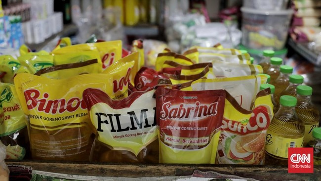 Berbagai produk minyak goreng yang dijual di pasar Pasar Rumput, Jakarta Selatan, Selasa, 11 Maret 2025. Pekan lalu, Menteri Pertanian Andi Amran Sulaiman menemukan MinyaKita yang dikemas di bawah ketentuan yang seharusnya berisi 1 liter saat menggel
