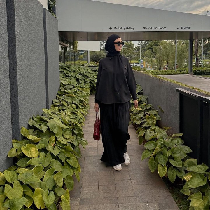 <p>Pasalnya, Paula sering kali tampil dengan <em>outfit</em> monokrom, seperti foto berikut ini. Ia mengenakan kemeja, hijab, dan rok berwarna hitam. Penampilannya ini dilengkapi dengan tas berwarna merah. (Foto: Instagram@paula_verhoeven)</p>