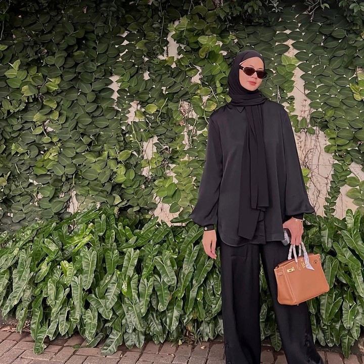 <p>Monokrom termasuk jenis warna populer yang sering dipilih sebagai <em>dresscode</em> berbagai acara. Bunda yang sedang mencari <em>outfit</em> monokrom, mungkin bisa mencari inspirasi dari beberapa <em>outfit</em> Paula. (Foto: Instagram@paula_verhoeven)</p>