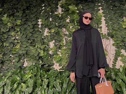5 Potret Outfit Monokrom Paula Verhoeven, Inspirasi Tampil Elegan saat Bukber dengan Warna Hitam hingga Abu-abu