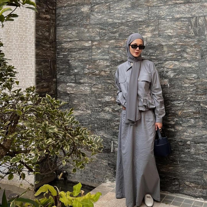 <p>Selain itu, ada juga <em>outfit</em> serba abu-abu ala Paula seperti foto berikut ini. Kali ini, ia memilih busana <em>one set</em> kemeja dan rok. Bahkan, tak sedikit netizen yang tertarik dengan OOTD-nya yang satu ini. “Hmmm…lucu kak bajunya info dong beli dimana,” tulis akun <em>@dhedh**.</em> (Foto: Instagram@paula_verhoeven)</p>