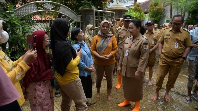 Wali Kota Semarang Agustina Wilujeng, bersama Wakil Wali Kota, Iswar Aminuddin meninjau lokasi banjir di Gebangsari, Genuk, dan Rumah Pompa Kali Tenggang.