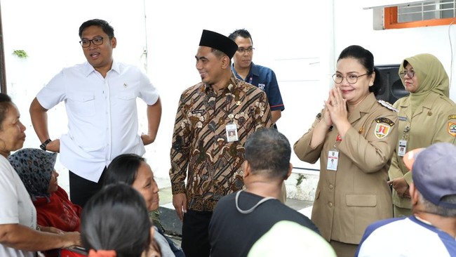 Wali Kota Semarang, Agustina Wilujeng bersama Wamentan Sudaryono menggelar operasi pasar untuk menstabilkan harga bahan pokok selama ramadan dan jelang lebaran.