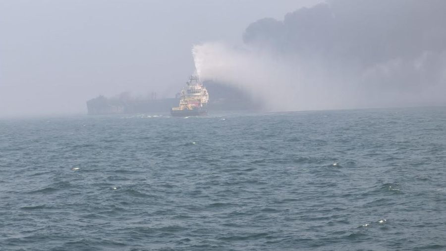 Gambar nan disediakan oleh Bartek Śmiałek ini menunjukkan asap mengepul dari sebuah kapal setelah sebuah kapal kargo menabrak sebuah kapal tanker nan membawa bahan bakar jet di lepas pantai Inggris timur pada hari Senin, 10 Maret 2025, menyebabkan kebakaran dan membikin bahan bakar mengalir ke Laut Utara. (Bartek Śmiałek via AP)