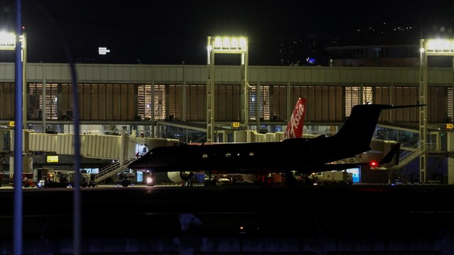 Mantan Presiden Filipina Rodrigo Duterte telah mendarat di Bandara Rotterdam, Belanda, untuk diadili di Pengadilan Kriminal Internasional (ICC), Rabu (12/3).