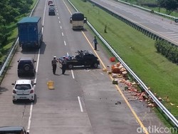 Pikap Hantam Guadrail Tol Gempas gegara Ban Pecah