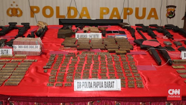 Ribuan amunisi dan 17 senpi rakitan disita Satgas Damai Cartenz, disuplai secara ilegal dari Bojonegoro Jatim.
