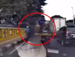 Video: Viral Bajing Loncat Curi Minyak dari Mobil Pikap yang Terjebak Macet di Koja