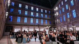 FOTO: Gaya Futuristik Koleksi Louis Vuitton di Paris Fashion Week