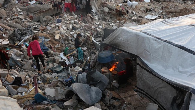 Sebanyak 9 orang meninggal dunia dan lainnya luka usai serangan yang kembali dilancarkan Israel di Beit Lahia, Gaza Utara, Palestina.