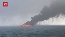 VIDEO: Penampakan Ledakan Kapal Kargo Tabrak Kapal Tanker Militer AS
