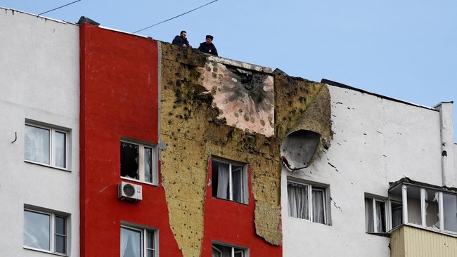 Police officers stand on the roof of a multi-storey residential building damaged in a recent Ukrainian drone attack, according to local authorities, in the course of Russia-Ukraine conflict, in Moscow, Russia March 11, 2025. REUTERS/Stringer     TPX 