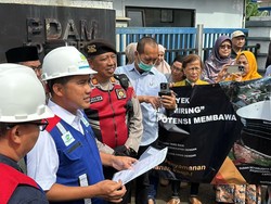 Wawalkot Depok Cek Tangki 10 Juta Liter yang Miring, Disambut Demo Warga