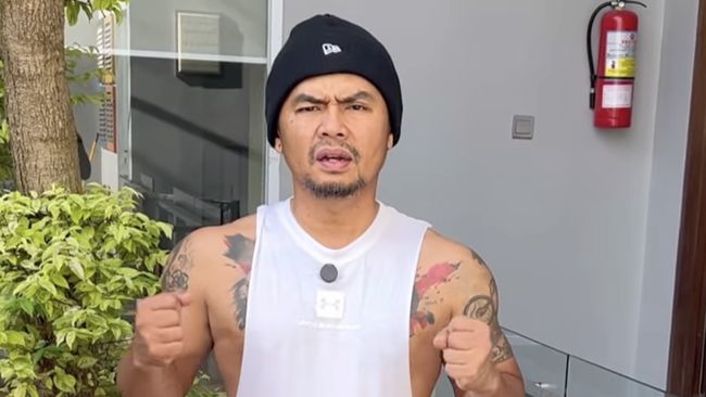 Wendi Cagur dan istrinya mengumumkan batal berangkat ke Makkah, Arab Saudi, untuk melaksanakan ibadah haji pada tahun ini.