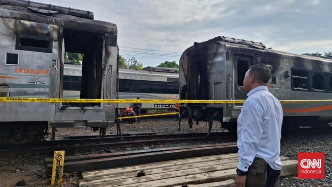 Tiga unit gerbong kereta api cadangan yang terparkir di jalur stabling Stasiun Tugu Yogyakarta mengalami kebakaran, Rabu (12/3) pagi.