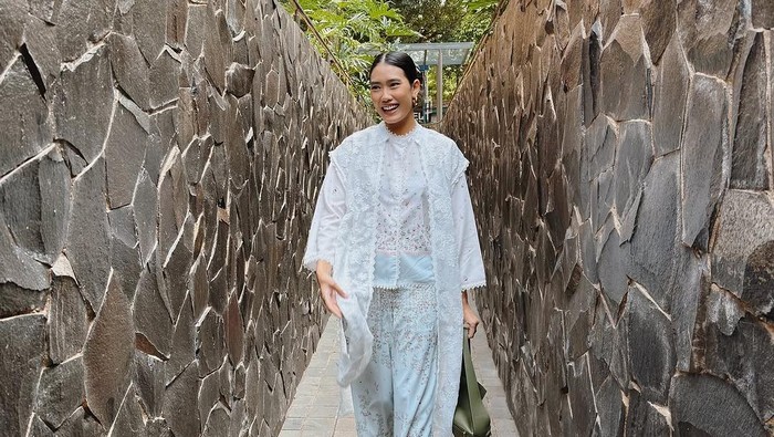 Get The Look: OOTD Stylish ala Alika Islamadina untuk Buka Bersama