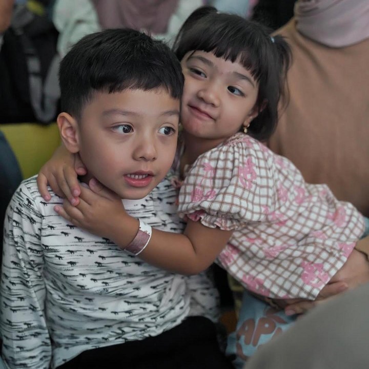 <p>Dari pernikahannya dengan Ammar Zoni, Irish Bella dikaruniai dua orang anak. Keduanya adalah Air Rumi Akbar 1453 dan Amalia Puti Sabai Akbar. (Foto: Instagram: @_irishbella_)</p>