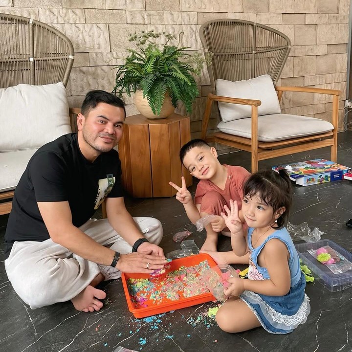 <p>"<em>Respect</em> banget sama suami dan anaknya, akrab banget," ungkap seorang netizen. "Bahagia selalu Kak Ibel sekeluarga," tutur netizen lainnya. (Foto: Instagram: @_irishbella_)</p>