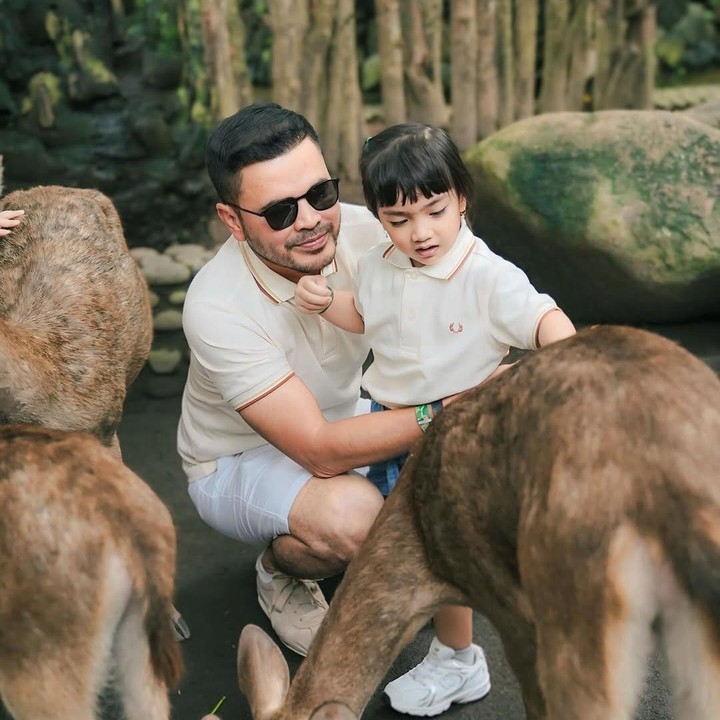 <p>Beberapa waktu lalu, Irish Bella dan keluarga berkesempatan untuk mengunjungi kebun binatang yang ada di Bali. Di sini, terlihat Amala tidak terpisahkan dari Ayah sambungnya. (Foto: Instagram: @_irishbella_)</p>