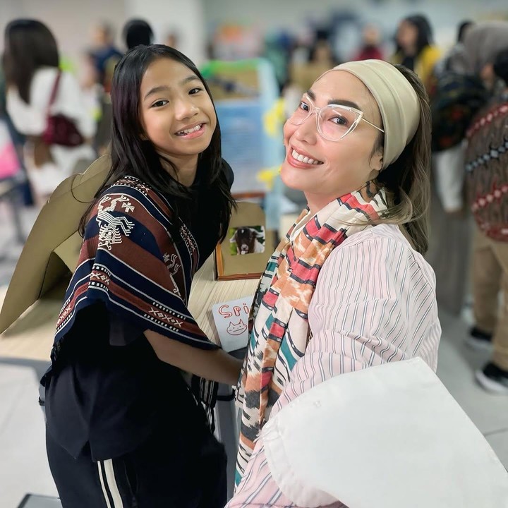 <p>Ayu Dewi mengunggah foto nilai matematika putri tercintanya, Aqilah Dewi Humairah dan dinyatakan lulus SD. Ayu tak lupa mengucapkan rasa syukur atas kelulusan putrinya. "Alhamdulillah MasyaAllah TabarakAllah, lulus dia, yang penting suka angka terus ya Ka sampe gede," tulis Ayu Dewi. (Foto: Instagram: @mrsayudewi)</p>