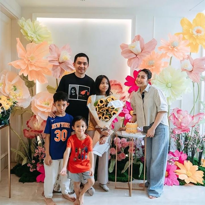 <p>Melalui kolom keterangan pada laman Instagram-nya, Ayu Dewi mengungkapkan harapannya untuk sang putri. Ia berdoa agar Aqil tumbuh menjadi anak yang salihah, sehat, dan selalu bahagia. (Foto: Instagram: @mrsayudewi)</p>