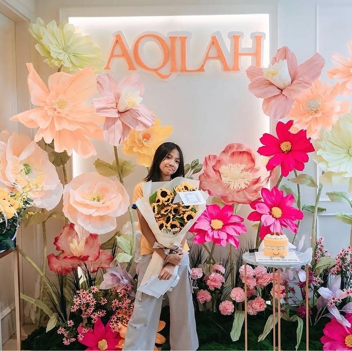 <p>Dalam rangka merayakan ulang tahun sang putri, Ayu Dewi dan keluarga pun membuat kejutan. Tidak hanya memberikan kue menggemaskan, sudut rumah turut didekorasi dengan bunga-bunga yang cantik. (Foto: Instagram: @mrsayudewi)</p>