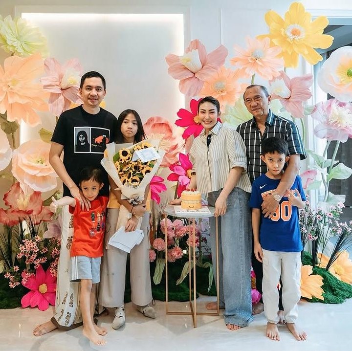 <p>Dalam acara tersebut, turut hadir sang kakek yang ikut memberikan kejutan. Ia juga memberikan doa terbaik di hari ulang tahun sang cucu. (Foto: Instagram: @mrsayudewi)</p>