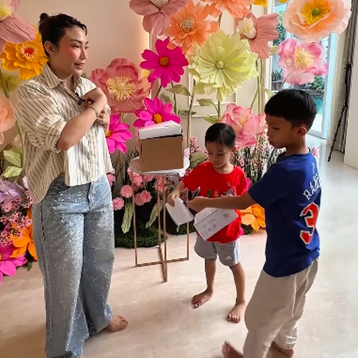 <p>Sementara itu, kedua adik Aqilah, Mohamad Aqlan Ukasyah dan Muhammad Aqli Ataya, membuatkan kartu ucapan, nih. Gemas banget ya, Bunda! (Foto: Instagram: @mrsayudewi)</p>
