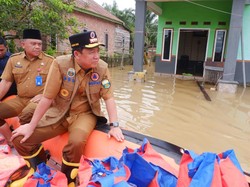 Peduli Korban Banjir, Bupati Muaro Jambi Tinjau Lokasi dan Salurkan Bantuan
