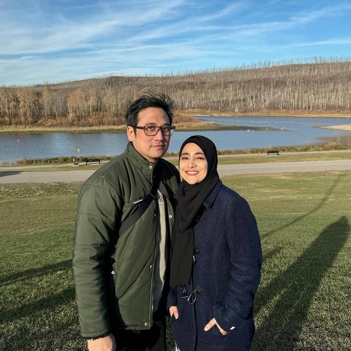 <p>Sejak menikah, kehidupan rumah tangga Cindy dan Tengku Firmansyah jauh dari gosip miring, Bunda. Keduanya justru sering terlibat proyek akting bersama dan kerap dipasangkan sebagai suami istri di sinetron. (Foto: Instagram @cindyfatikasari18/ @tengku_firmansyah)</p>