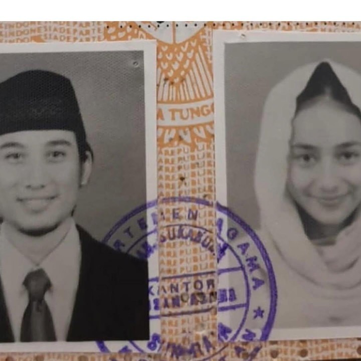 <p>Melalui unggahan ini, Cindy juga mem-posting fotonya dan sang suami di buku nikah. Foto hitam putih itu menjadi saksi keduanya mengikat janji pernikahan. "Happy 26th anniversary to you and me. Alhamdulillah," tulis Cindy. (Foto: Instagram @cindyfatikasari18/ @tengku_firmansyah)</p>