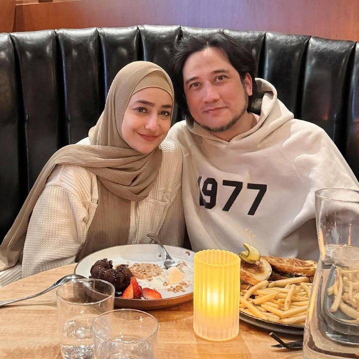 <p>Cindy secara khusus mengunggah momen kebersamaannya dengan sang suami. Cindy dan suami tampaknya merayakan ultah pernikahan dengan makan bersama, Bunda. (Foto: Instagram @cindyfatikasari18/ @tengku_firmansyah)</p>