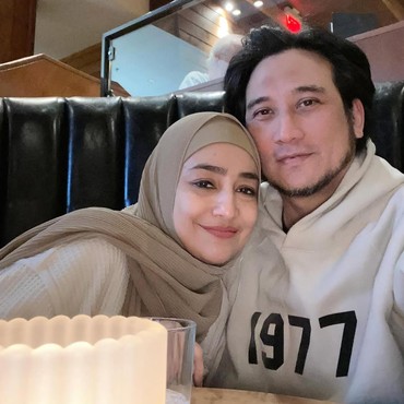 Potret Cindy Fatikasari & Tengku Firmansyah Rayakan Ultah Pernikahan ke-26 di Kanada