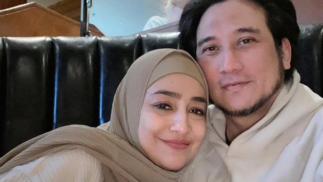 Potret Cindy Fatikasari dan Tengku Firmansyah Rayakan Ultah Pernikahan ke-26 di Kanada