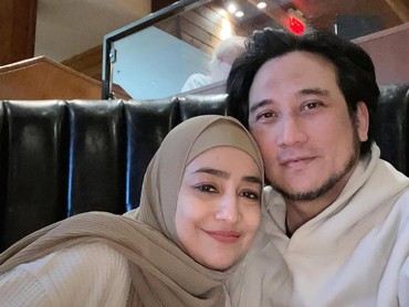 Potret Cindy Fatikasari & Tengku Firmansyah Rayakan Ultah Pernikahan ke-26 di Kanada