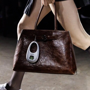 Game Jadul Jadi Aksesori Fashion! Coperni Rilis Tamagotchi Swipe Case