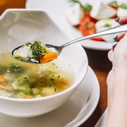 12 Makanan dan Minuman yang Ampuh Meredakan Radang Tenggorokan saat Ramadan