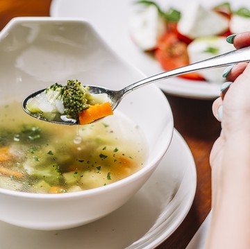12 Makanan dan Minuman yang Ampuh Meredakan Radang Tenggorokan saat Ramadan