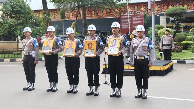 Empat anggota Polda Metro Jaya dijatuhi sanksi pemecatan karena terlibat kasus dugaan perzinaan hingga penipuan.