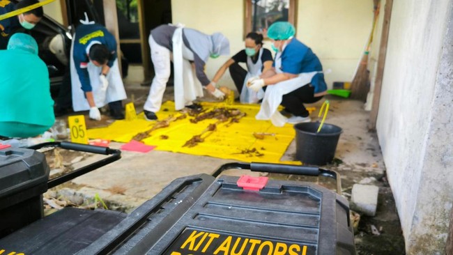 Kerangka manusia ditemukan di dalam mobil milik anggota Polri yang terparkir di Asrama Polisi Polsek Ujungpangkah, Gresik, Jawa Timur.