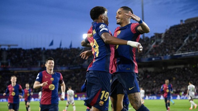 Lima pemain berbuka puasa saat jeda pertandingan Barcelona vs Benfica di Liga Champions. Habis berbuka Lamine Yamal langsung cetak gol.