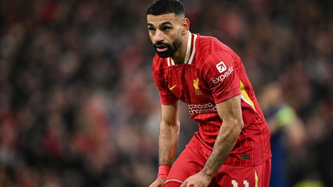 Penyerang Liverpool Mohamad Salah tak kuasa menahan tangis usai The Reds tersingkir di babak 16 besar Liga Champions 2024/2025.