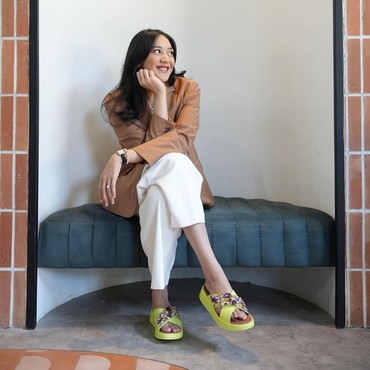 Idap Back Pain, Begini Cara Putri Tanjung Bisa Tetap Produktif Kerja