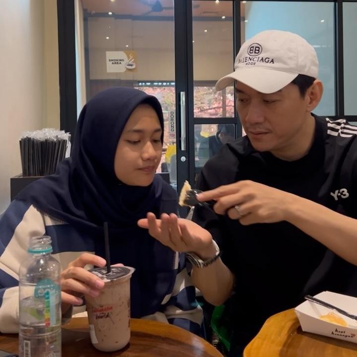 <p>Putri Ifan, Rania, diketahui tengah menempuh pendidikan di pondok pesantren. Pada awal Februari lalu, Rania diketahui ikut ujian untuk menjadi tahfidz Qur’an. Ifan tampak begitu bangga dengan pencapaian putrinya di bidang pendidikan agama. (Foto: Instagram @ifanseventeen)</p>