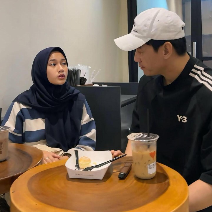 <p>Ifan membagikan momen spesial itu di akun Instagram miliknya. Pria bernama lengkap Riefian Fajarsyah ini melepas rasa rindu ke sang putri yang baru pulang dari umrah. "Alhamdulillah, nganter anak gadis (bungsu) di bandara yang abis umroh buat pulang ke Pondok," tulis Ifan. (Foto: Instagram @ifanseventeen)</p>