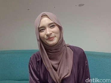 img-title Sibuk Syuting Selama Ramadan, Inara Rusli Bersyukur Bisa Kasih THR Karyawan