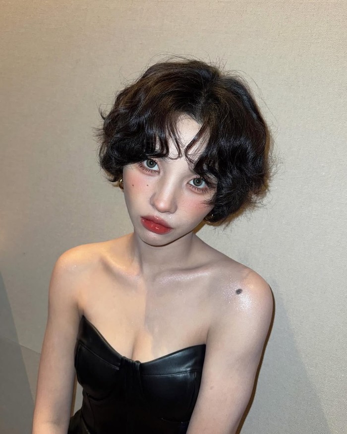 Ini memang bukan pertama kalinya Soyeon tampil dengan potongan rambut bondol, namun ia belum lama ini memotong rambutnya menjadi lebih pendek. Aura edgy leader sekaligus main rappper (G)I-DLE itu pun semakin terpancar./ Foto: instagram.com/tiny.pretty.j