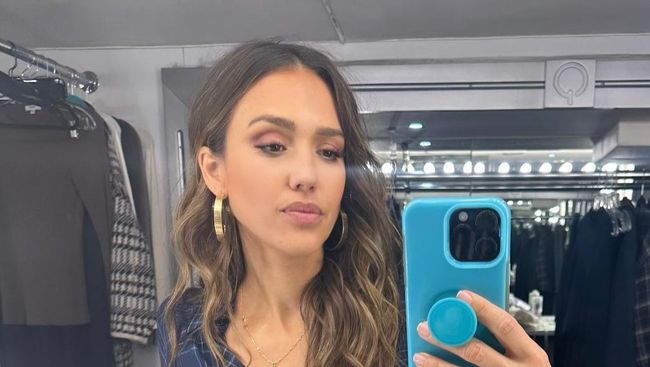 Kepergok Mesra, Jessica Alba Pacari Aktor Captain America usai Cerai