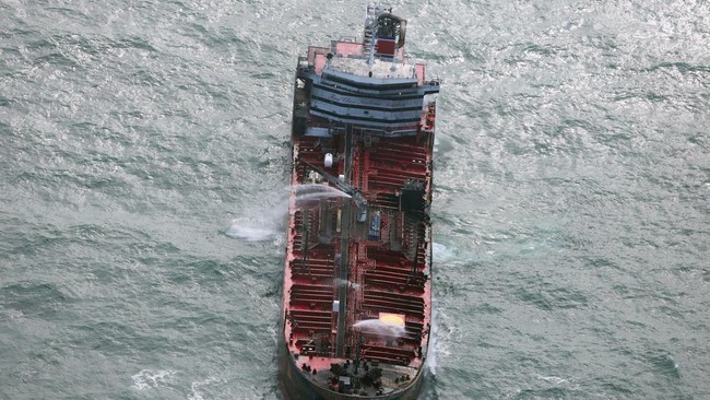 Sebuah kapal tanker meledak hingga sebabkan tumpahan minyak di Perairan Kuwait, penyebab belum diketahui.